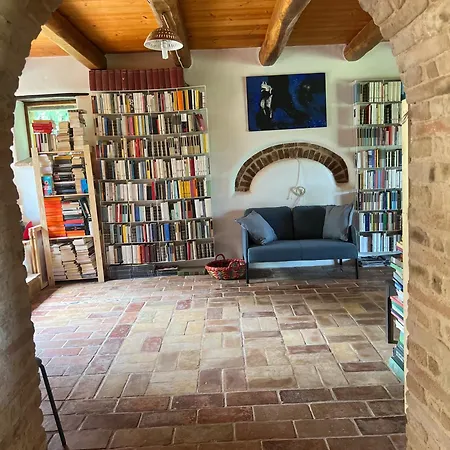The Reading Cat Retreat Poggio San Marcello